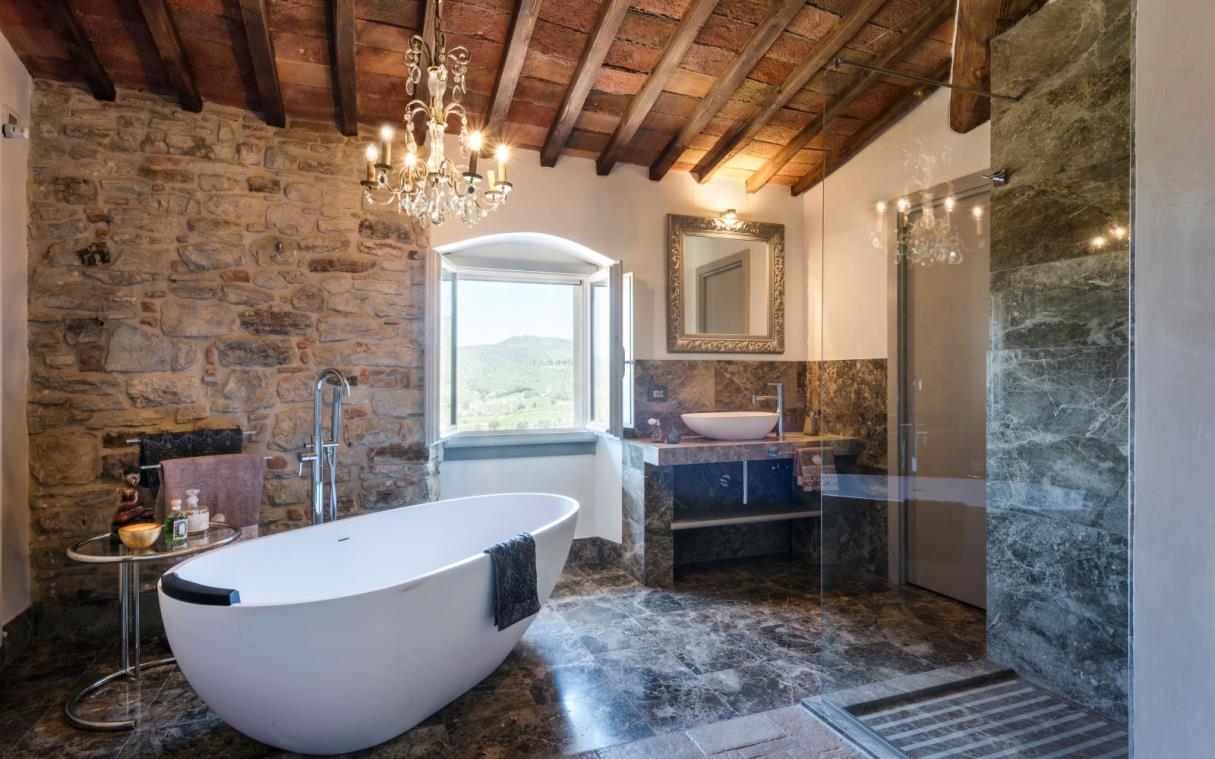 villa-chianti-tuscany-italy-luxury-pool-countryside-vitigliano-bath (1).jpg
