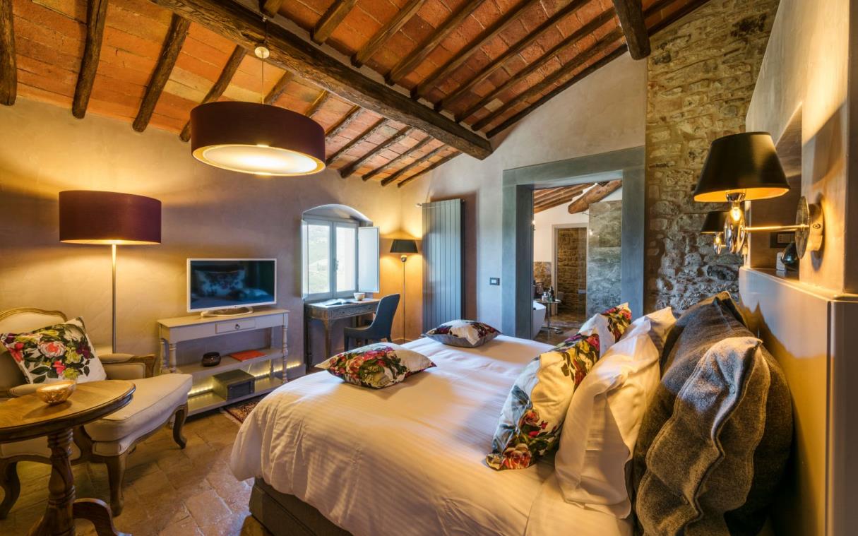 villa-chianti-tuscany-italy-luxury-pool-countryside-vitigliano-bed (2).jpg